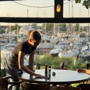 Attent personeel van restaurant Lauwersmeer Het Raadsel van de Wadden zorgt voor een schone en nette tafel in Oostmahorn Friesland