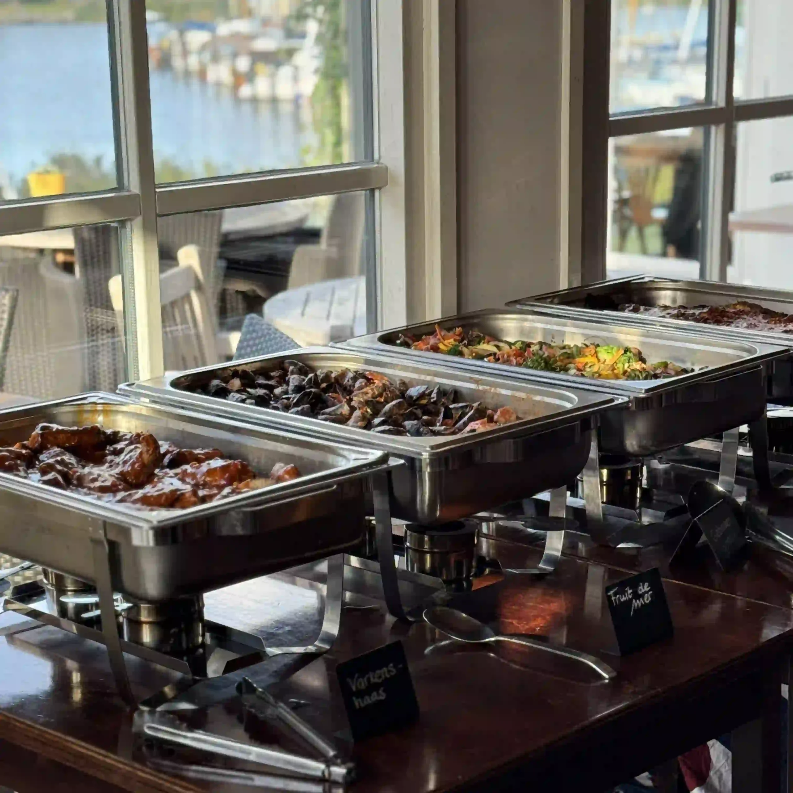 Buffet voor een grote groep bij restaurant Lauwersmeer Het Raadsel van de Wadden in Oostmahorn Friesland