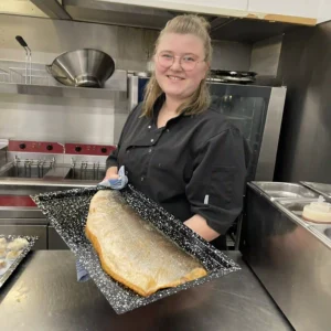 Chefkok van restaurant Lauwersmeer Het Raadsel van de Wadden met verse zalm uit de oven in Oostmahorn Friesland