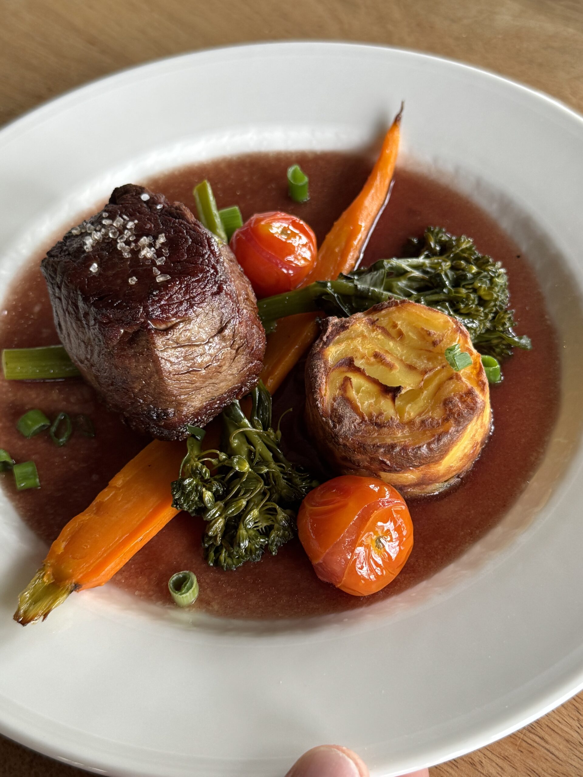 Mooi opgemaakt bord met steak