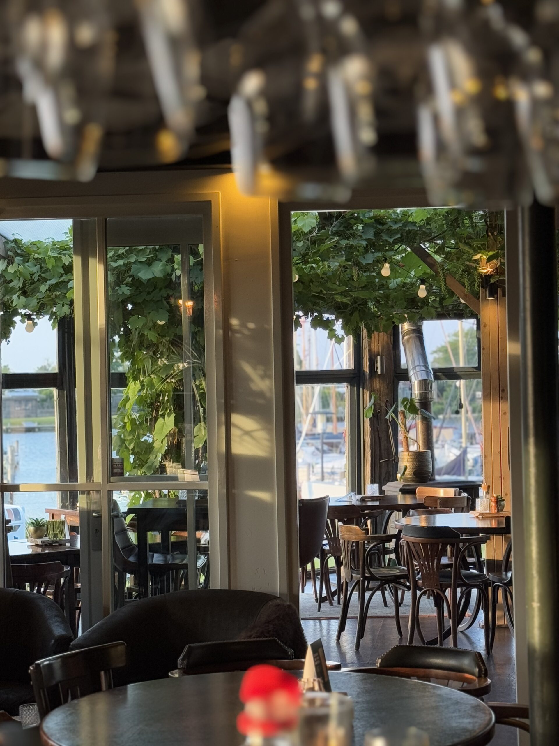 Sfeerfoto restaurant langs de wijnglazen